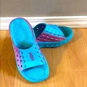 Super comfy Hoka slide
